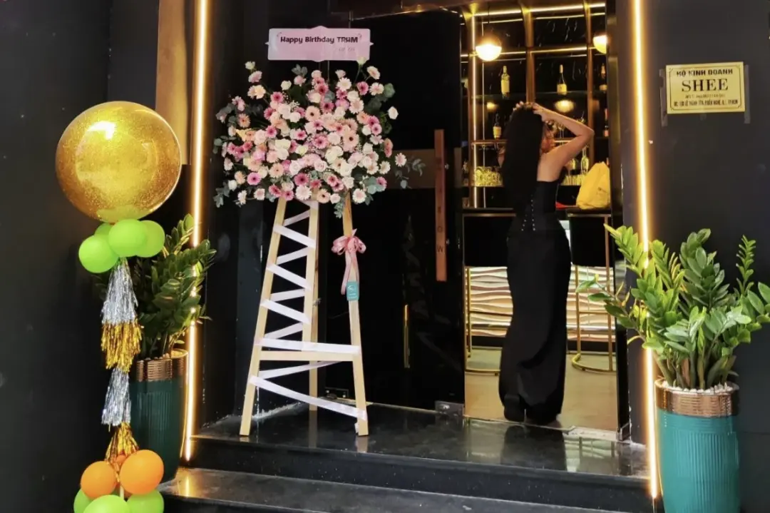 SHEE - BAR & KARAOKE -